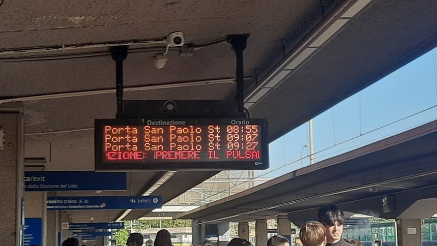 Roma-Lido, mattinata da dimenticare: guasti, ritardi e disagi per i pendolari