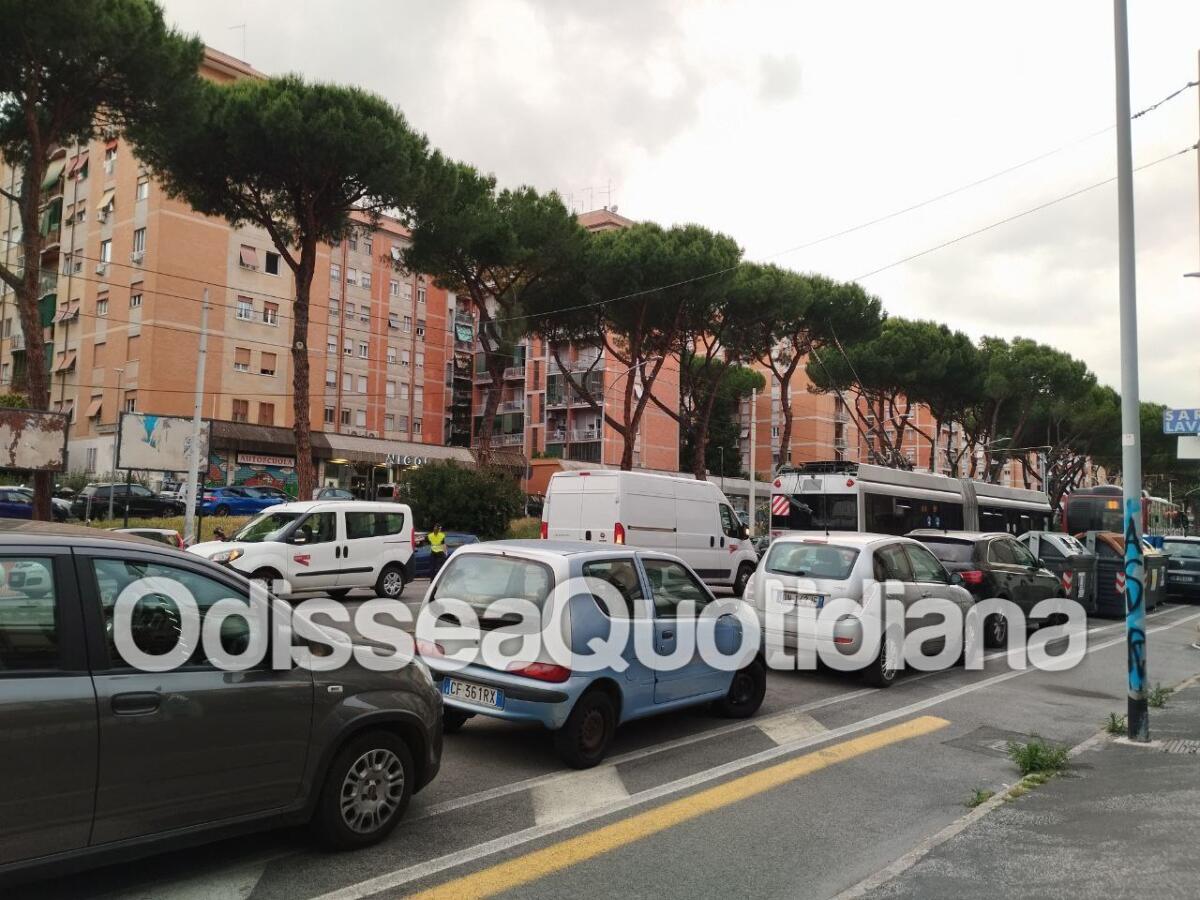 Filobus: tranciata la linea aerea del 90, traffico in tilt a Montesacro - 