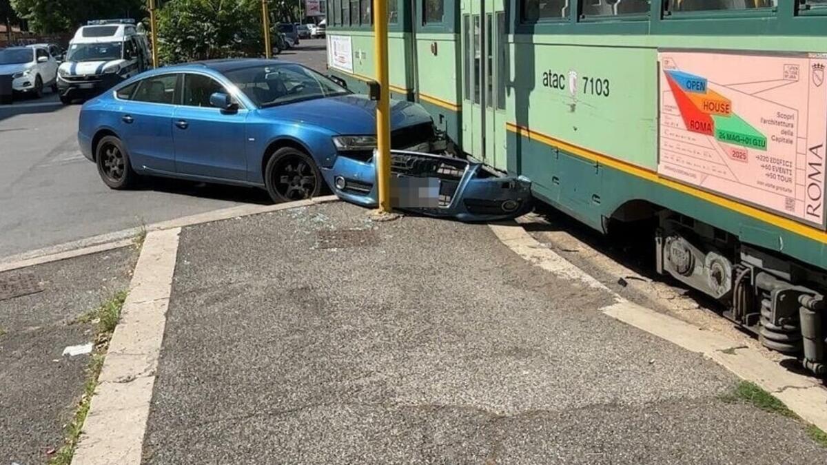 Tram: un’automobile finisce contro il 514 - 