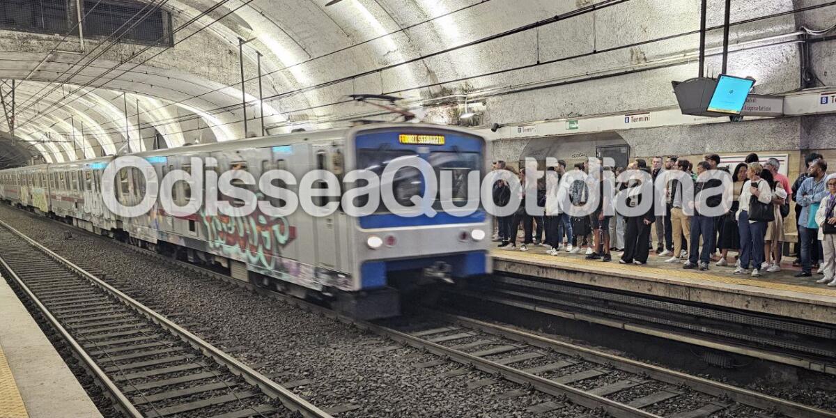 Metro B: una persona cade sui binari, servizio interrotto - 