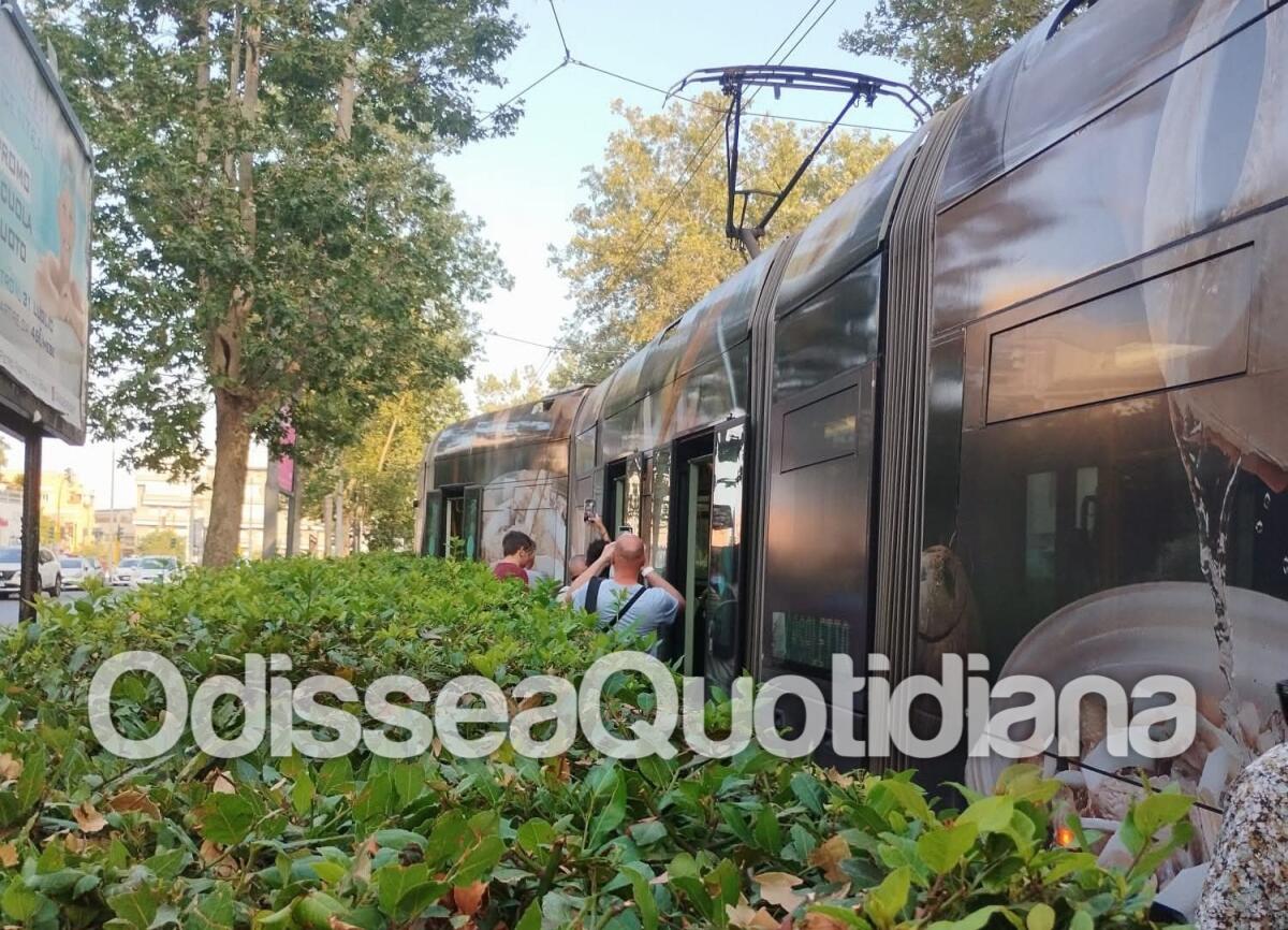 Tram: torna l'ottovolante, deragliato vicino al Casaletto - 