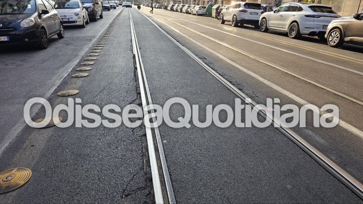 Tram: comincia a sfaldarsi l’asfalto in via Principe Eugenio - 