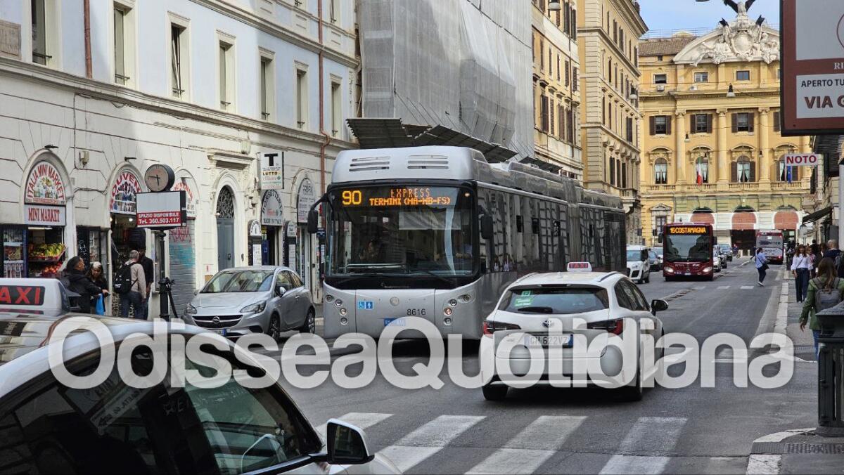 Filobus: principio di incendio su un mezzo del 90 - 