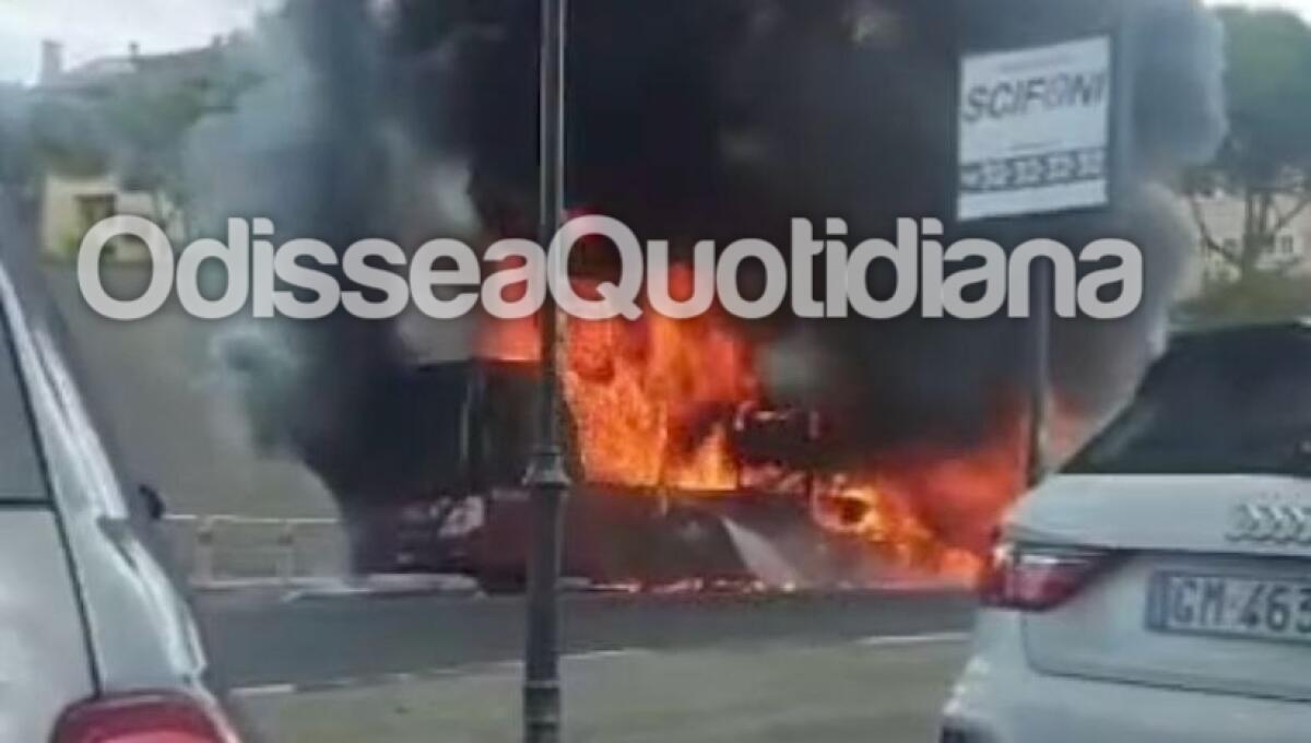 Atac: brucia un autobus su Corso Francia - 