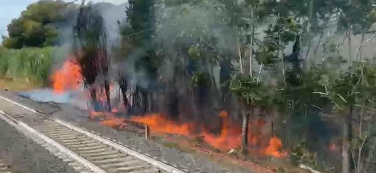 Roma-Lido: un incendio taglia in due la linea - 