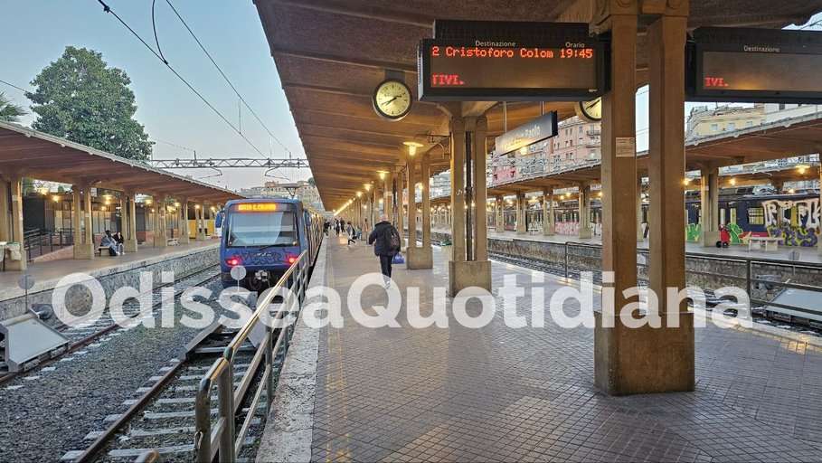 Treno CAF della linea Roma-Lido fermo alla stazione di Roma sotto il sole estivo