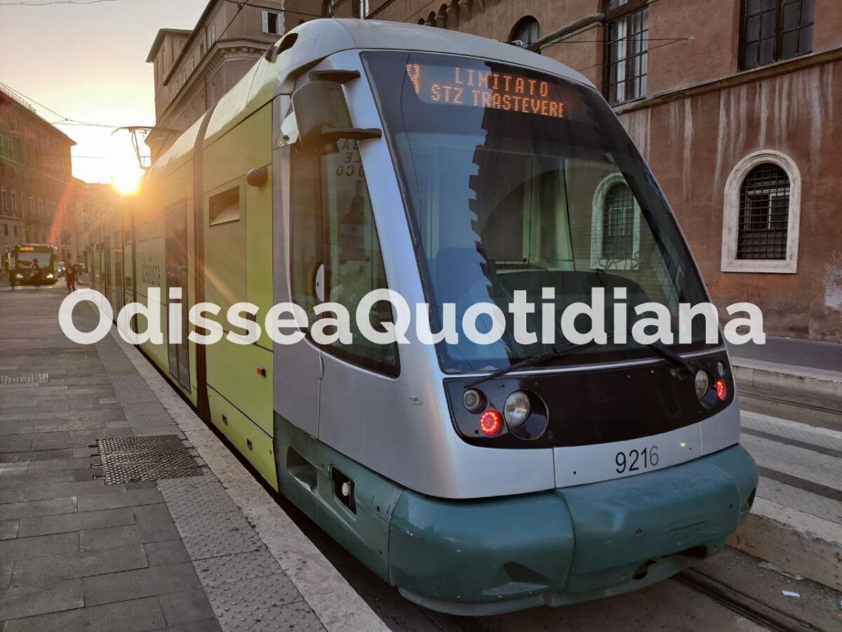 Tram 8: fumo su una vettura a Trastevere - 