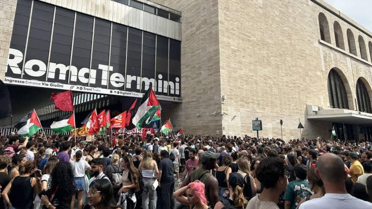 Global Sumud Flotilla: gli attivisti ProPal si concentrano alla stazione Termini - 