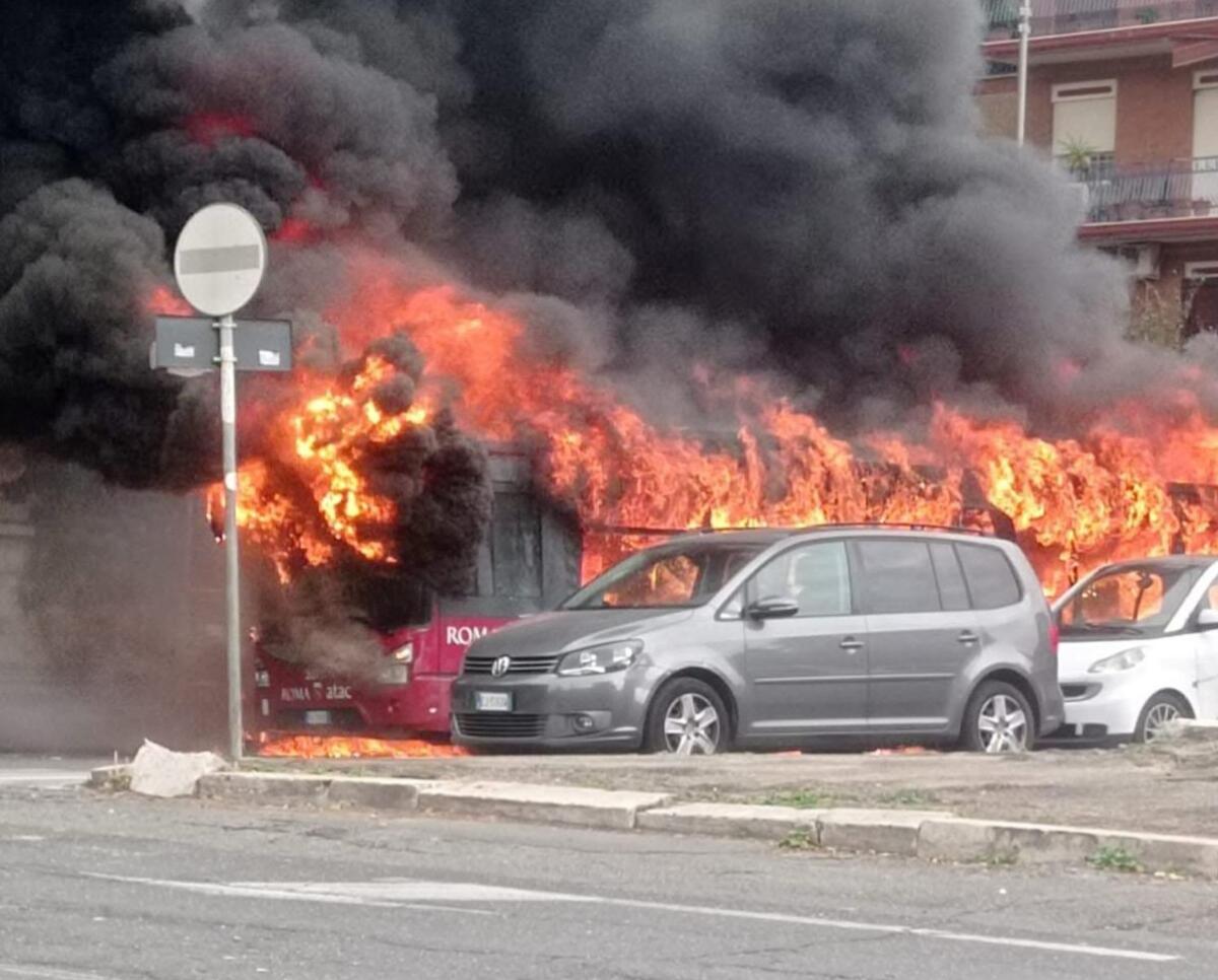 Atac: brucia un autobus in piazza Cardinali - 