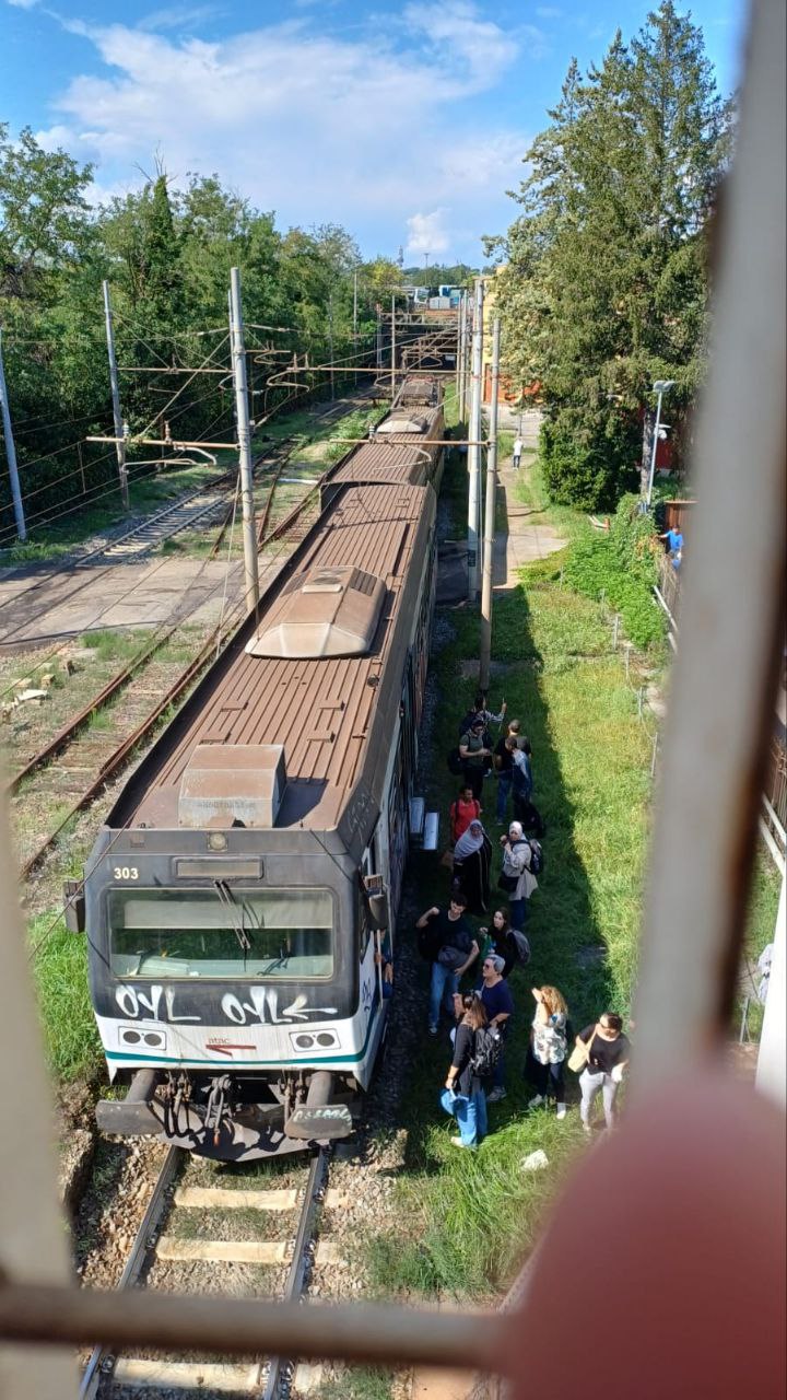 Passeggeri evacuati a piedi vicino ai binari dopo lo svio del treno Roma Nord