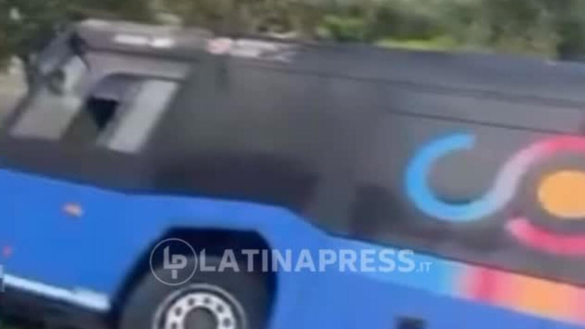 Priverno, bus Cotral fuori strada per evitare un’auto: nessun ferito ma mezzo distrutto - 