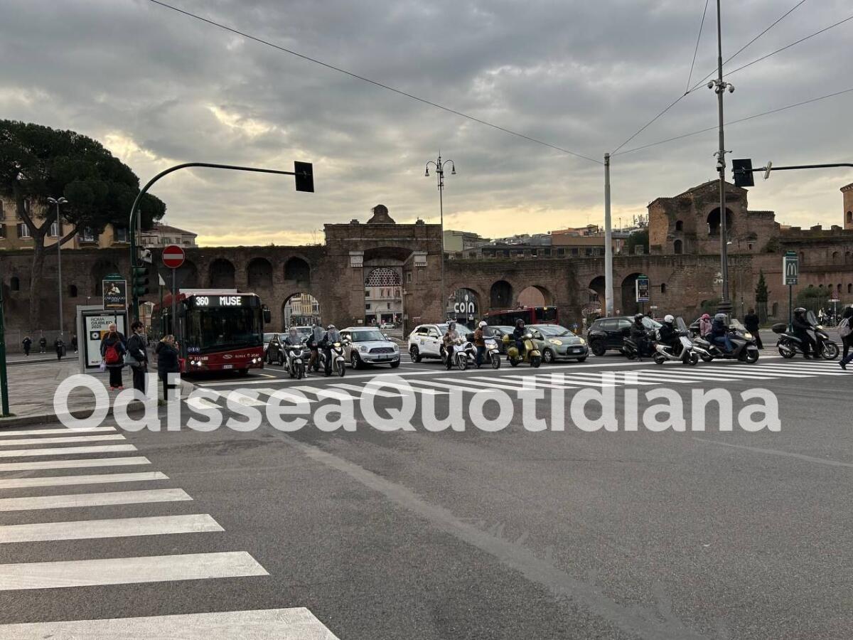 ZTL: troppo traffico, il I municipio e Assoturismo chiedono maggiori restrizioni - 