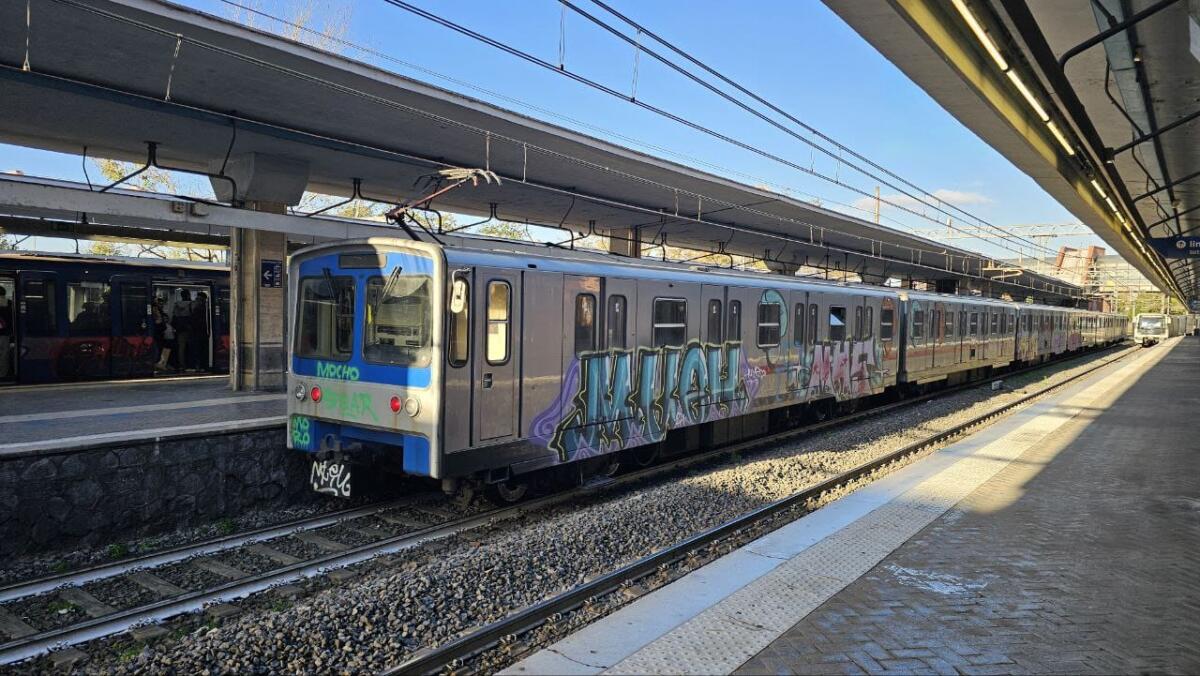 Metro B:la caduta di un passeggero sui binari e lo sciopero mandano il servizio in tilt - 