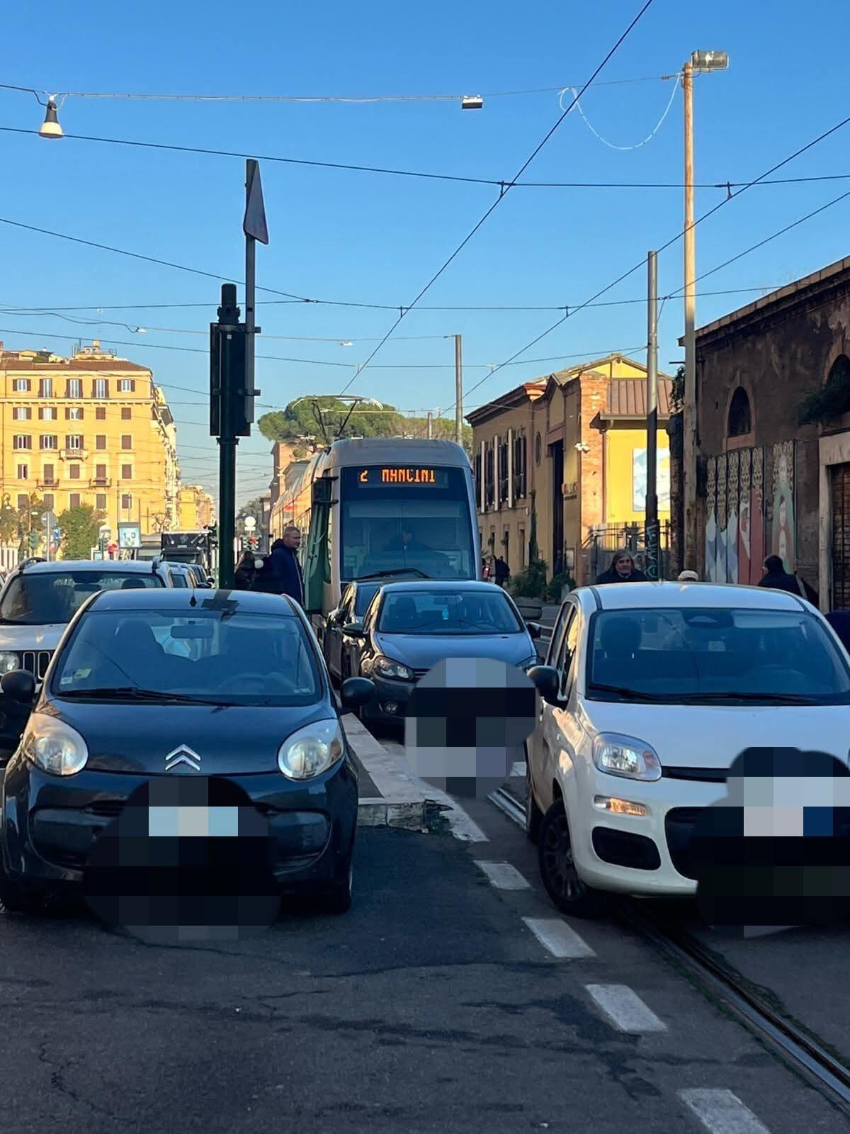 Tram: la rete torna attiva, ma le auto bloccano in servizio - 