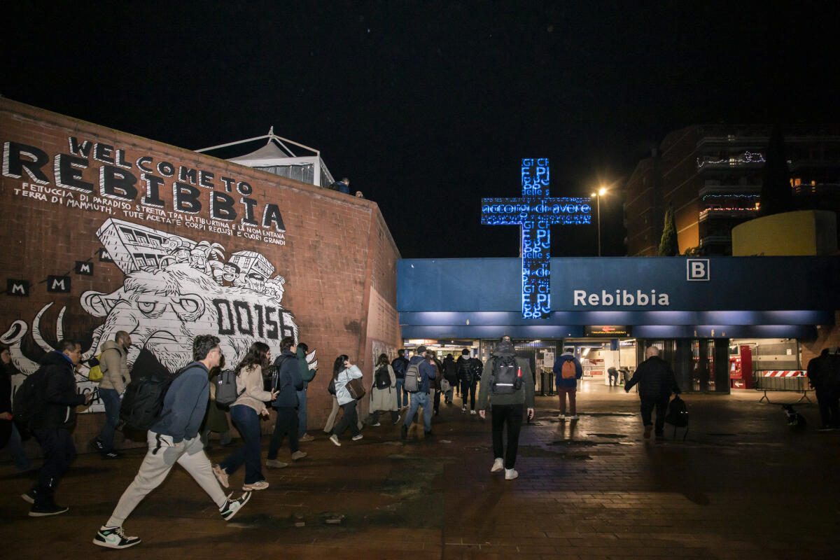 Metro B: una croce illumina il Giubileo dei Detenuti a Rebibbia - 