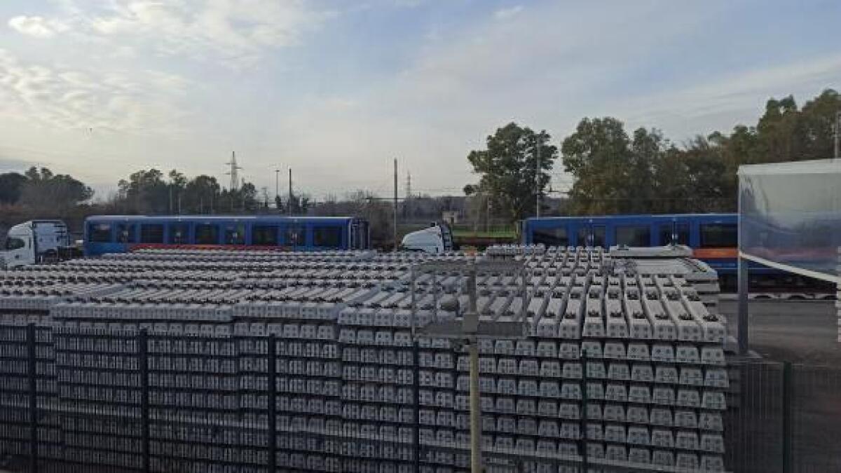 Roma-Lido: in consegna il settimo treno CAF revisionato - 