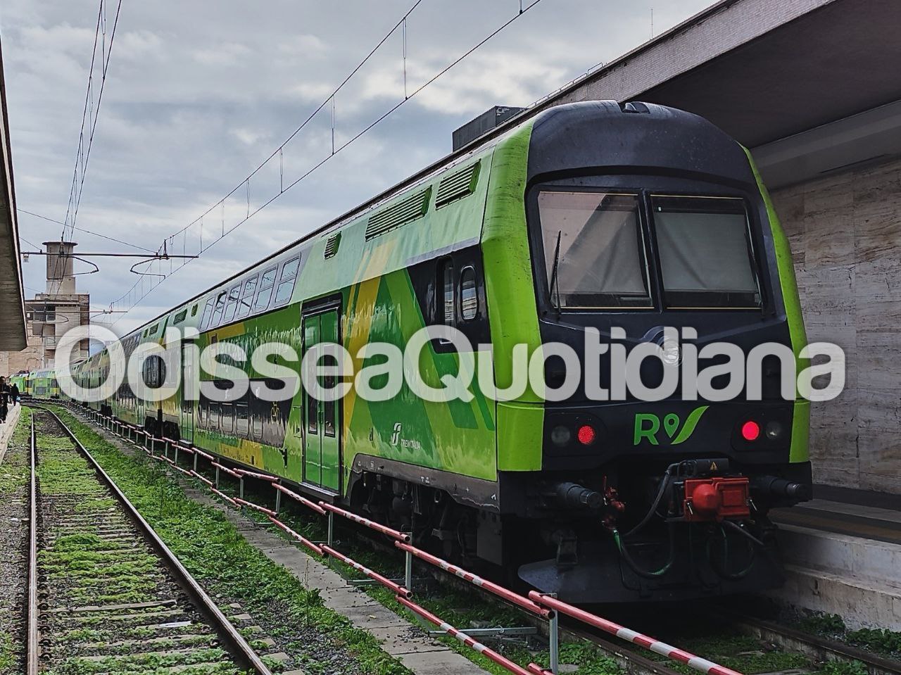 Incendio nella stazione di Roma Termini tra i binari 18 e 29 con intervento dei vigili del fuoco e stop ai treni