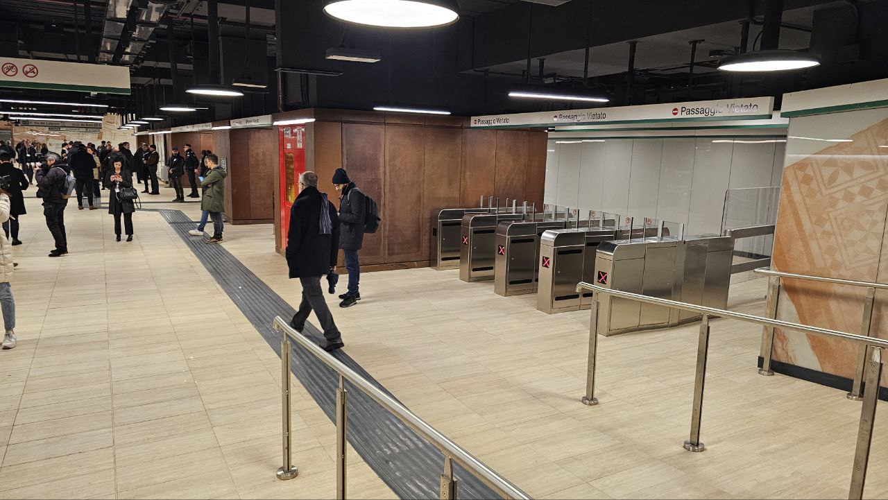 Archeostazione Porta Metronia della Metro C a Roma con reperti archeologici integrati nel percorso dei passeggeri