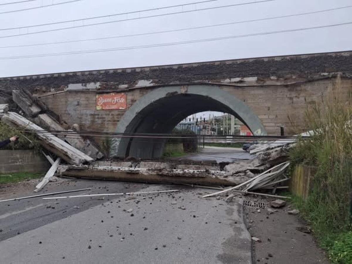 FL5 Roma-Civitavecchia: crolla parzialmente un ponte, servizio ferroviario interrotto - 