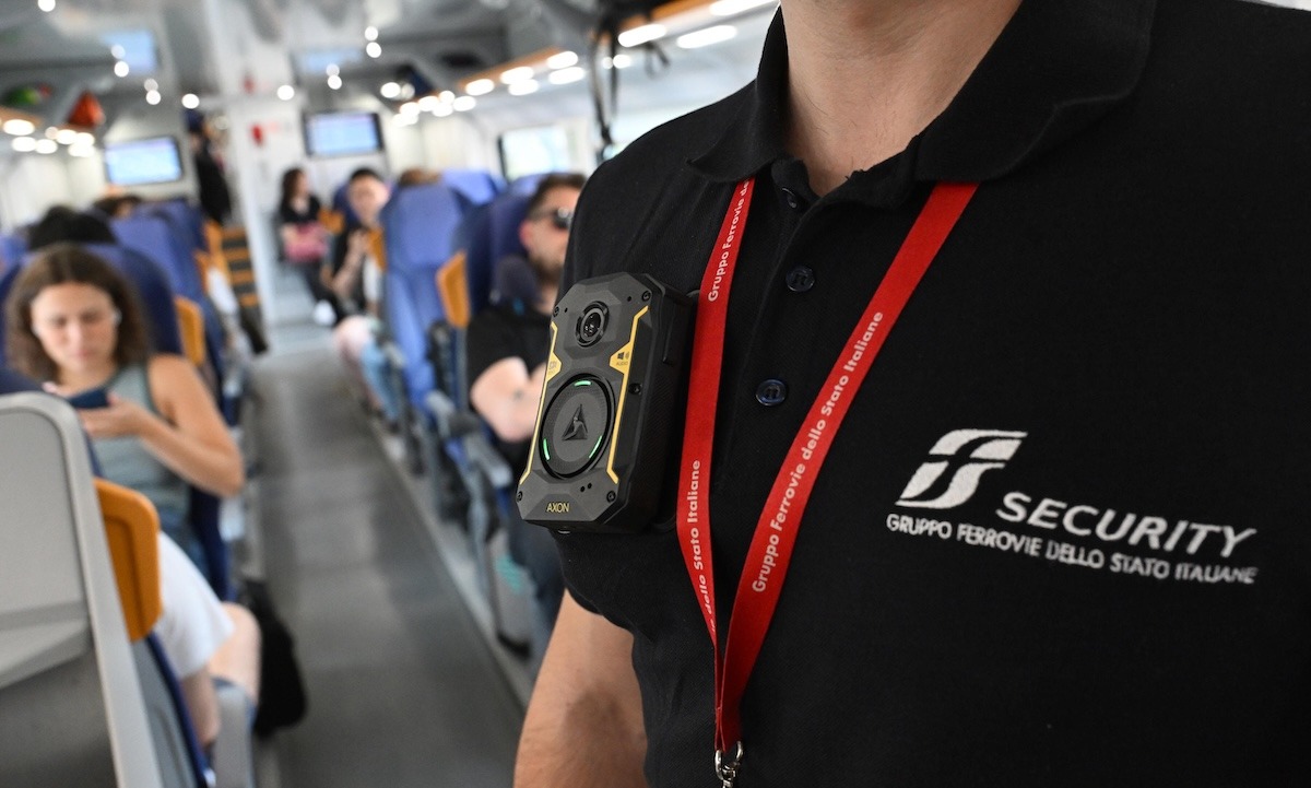 Ferrovie: entro il 2026 tutti i dipendenti avranno la bodycam - 