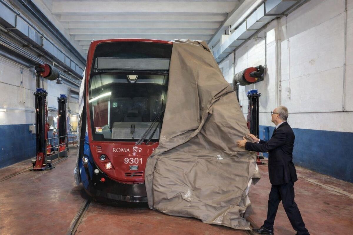 Tram: Gualtieri svela il nuovo CAF Urbos - 