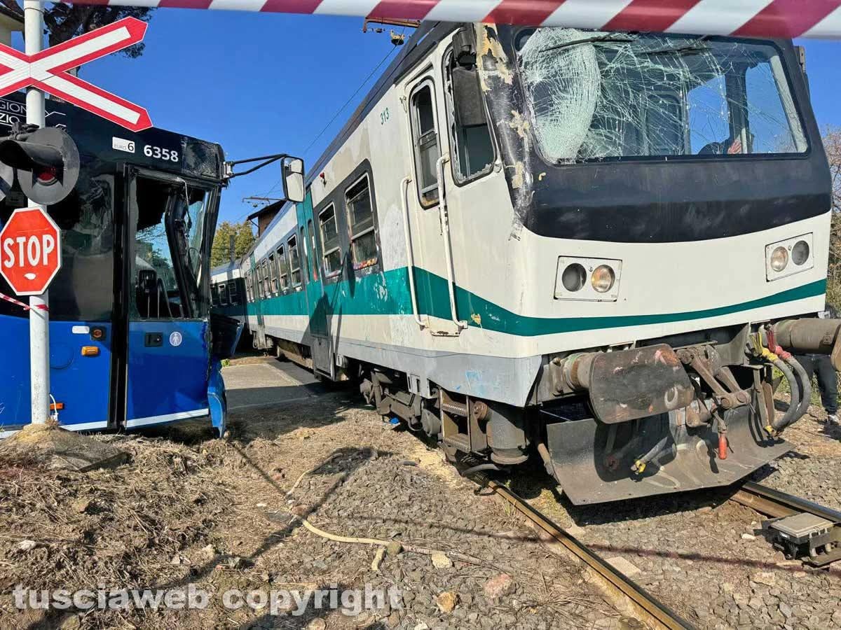 Roma-Viterbo: si scontrano un treno e un bus del Cotral - Foto Tusciaweb