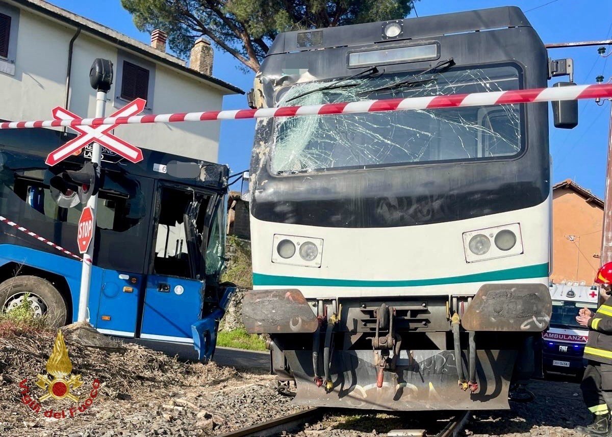 Incidente tra treno e autobus Cotral sulla linea Roma-Viterbo a un passaggio a livello tra Soriano nel Cimino e Vitorchiano