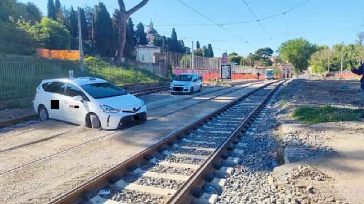 Parco del Celio: taxi finisce sui binari del tram e resta bloccato - Roma Today