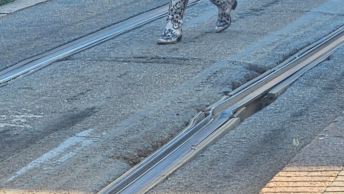 Tram: cede una rotaia a Porta Maggiore, servizio interrotto - 