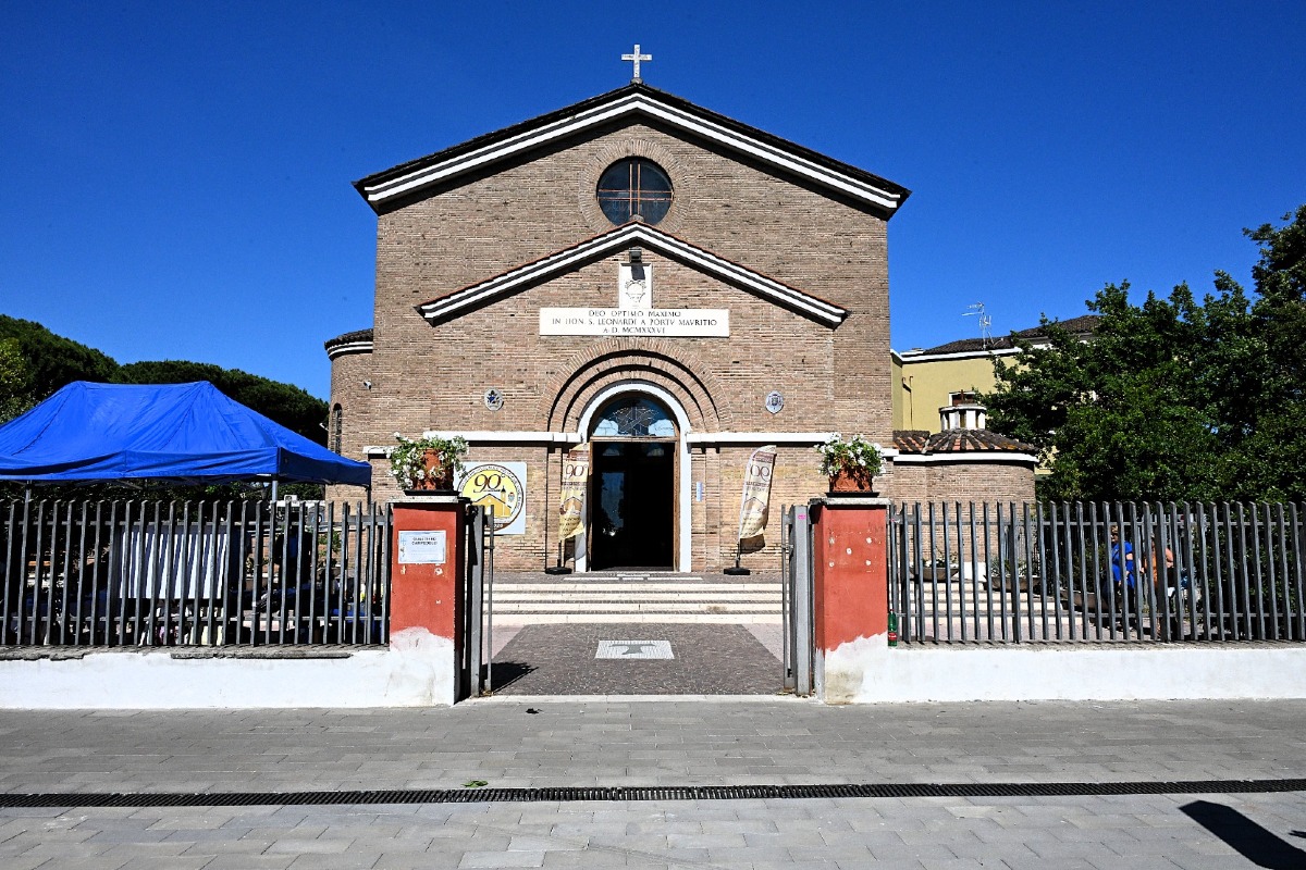 Acilia, inaugurazione della nuova piazza San Leonardo: area pedonalizzata davanti alla parrocchia - 