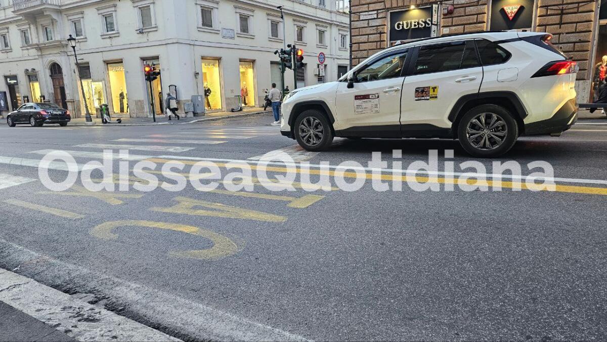 Taxi, stop alla corsia dei Fori Imperiali: percorsi più lunghi e tensione con il Campidoglio - 
