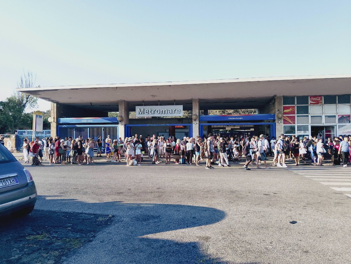 Roma-Lido, servizio limitato tra Acilia e Colombo: disagi per il rientro dal mare