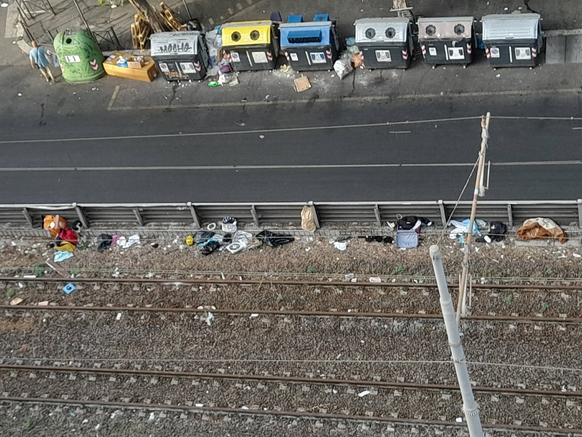 Termini-Centocelle: i binari del trenino diventano una discarica a cielo aperto - 