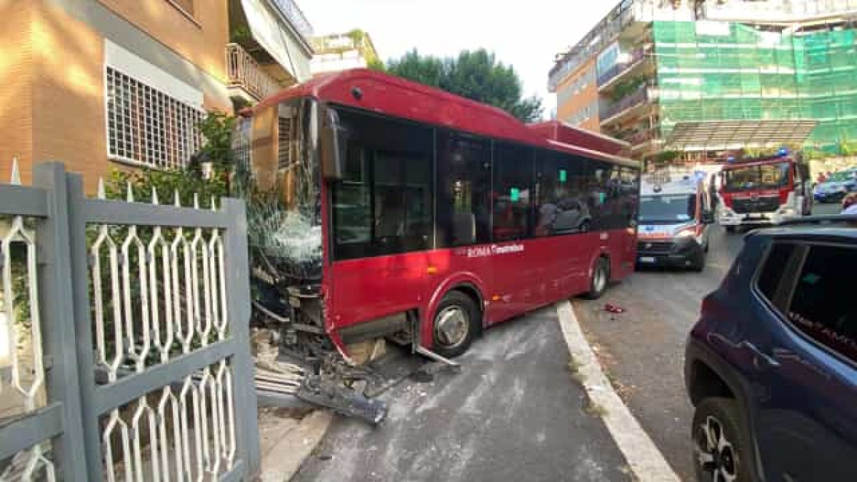 Rete Bus Periferica: bus finisce contro un'auto e un cancello in via San Godenzo