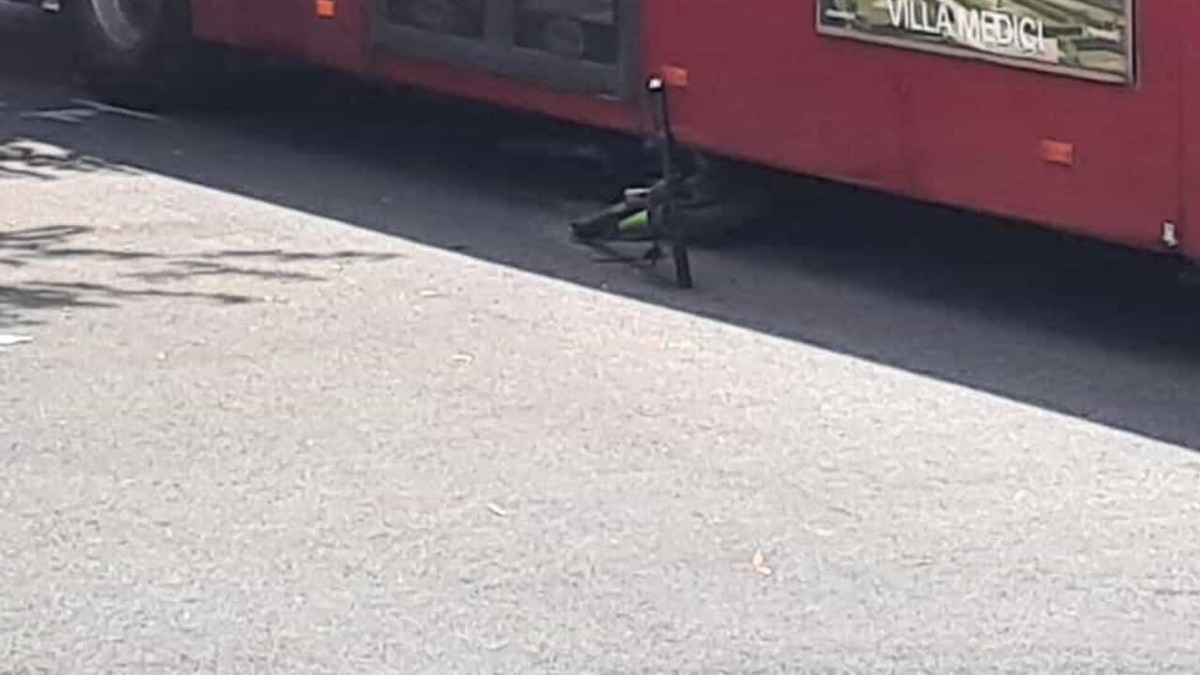Ostia: scontro tra un monopattino e un autobus dell'Atac - Foto Roma Today
