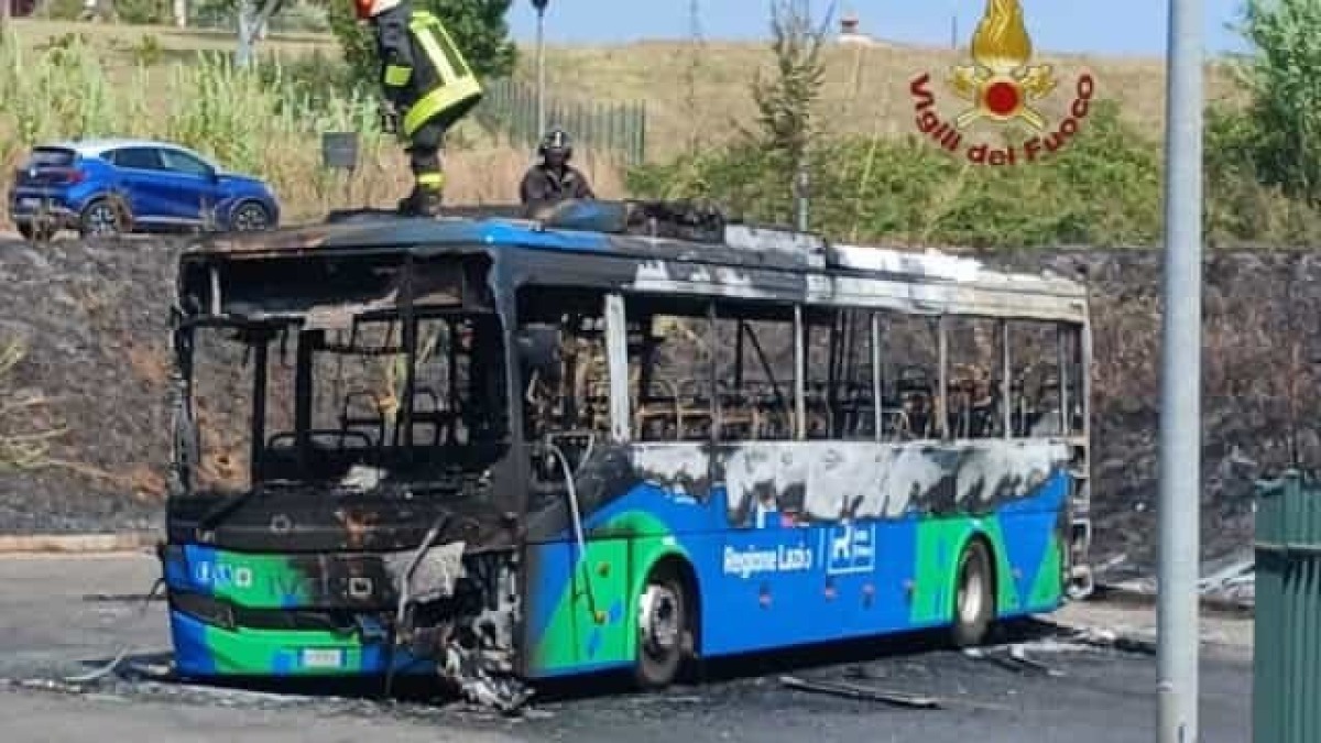 Unità di Rete: brucia un bus a Valmontone - romatoday.it
