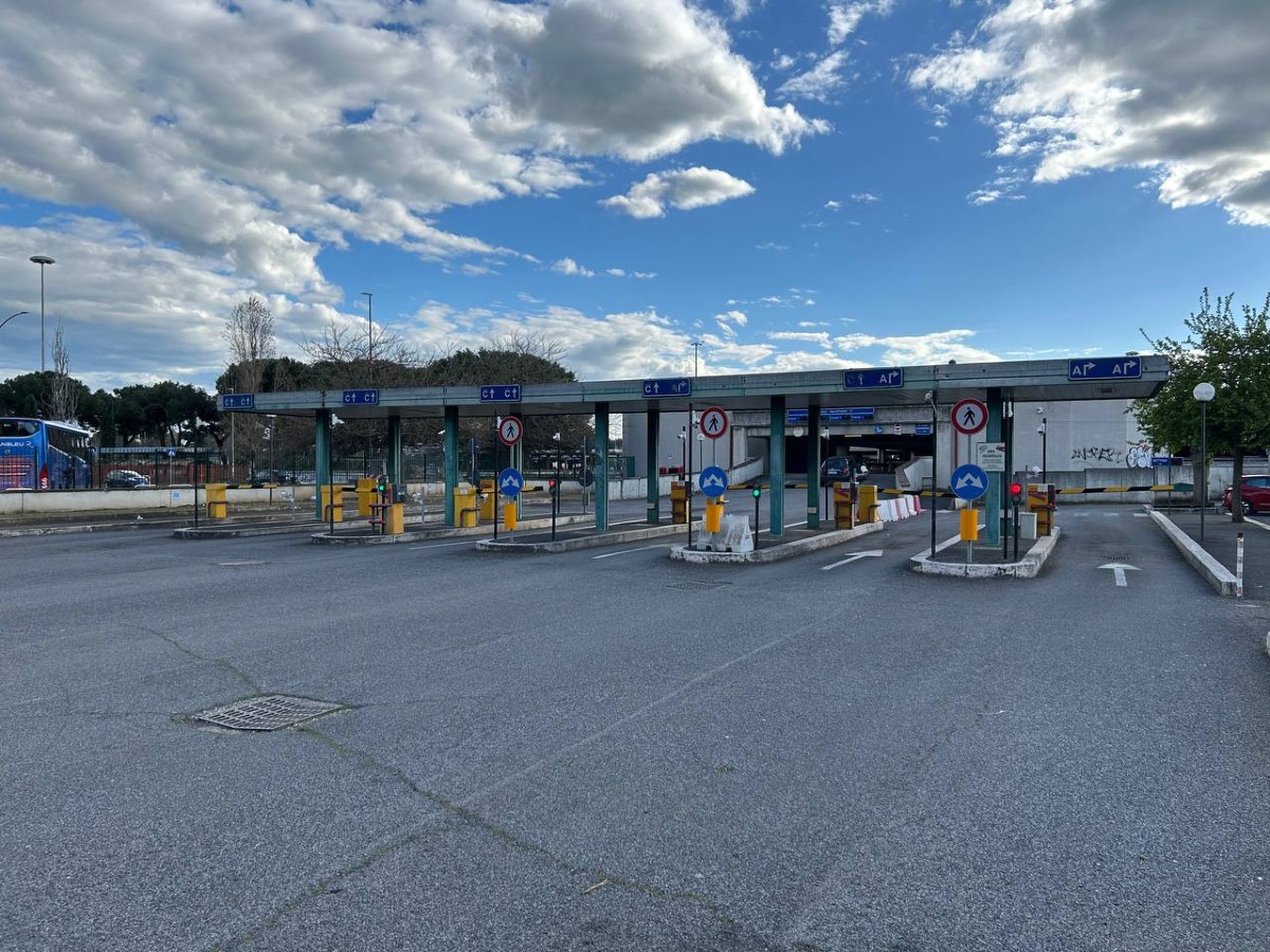 Metro A: ad Anagnina tornano le sbarre ma il resto della stazione resta indietro - 