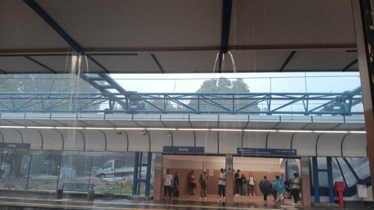 Roma-Lido: acqua a fiumi sulle pensiline (appena rifatte) di Acilia - 