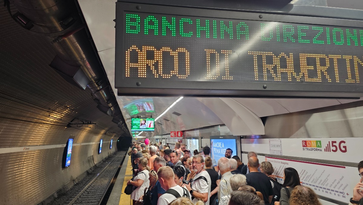 Metro A: passeggero cade sui binari, servizio parzialmente interrotto