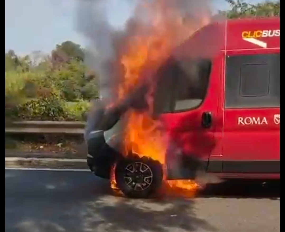 Clicbus: brucia un autobus in via della Cervelletta - 