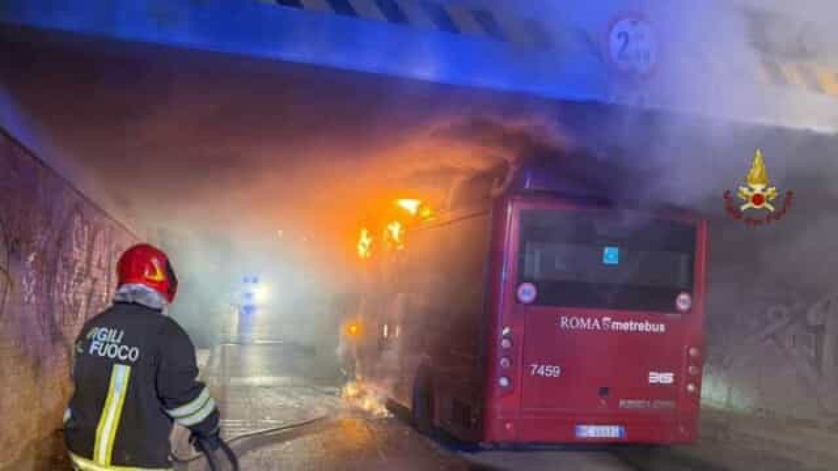 Rete Bus Periferica: bus elettrico urta il ponte di Malafede e prende fuoco - 